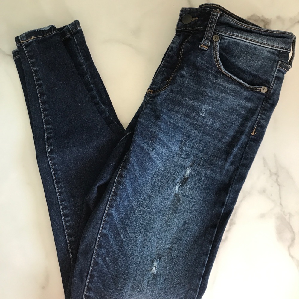 Basic lightly distressed Universal Thread Jeans